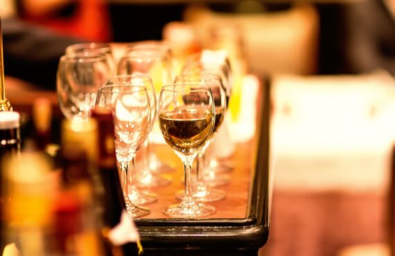 北区にある居酒屋では全国大会優勝のバーテンダーがカクテルを提供します